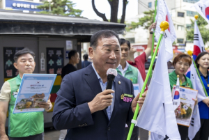 이상수 강북구의회 의장, 광복절 맞아 태극기 나눔 캠페인 동참