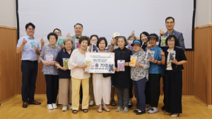 ˝손뜨개로 잇는 따뜻한 돌봄˝…은평구, `은돌뜨개방` 어르신 손뜨개 가방 나눔