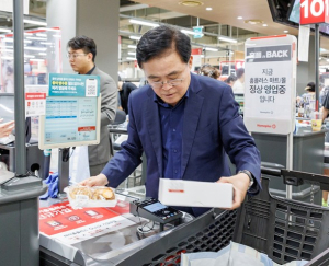 진교훈 서울 강서구청장, 영업 재개한 홈플러스에서 장보기 캠페인 참여