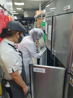 실제 사례로 배우는 식중독 예방…강남구, 집단급식소 종사자 교육