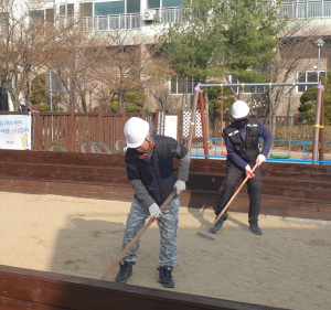 ˝아이들 안심하고 놀도록˝ 성동구, 하반기 모래놀이터 소독