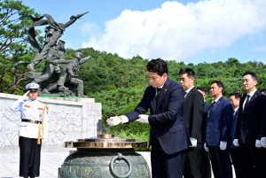 임만균 서울시의회 의장, 25일(화) 국립서울현충원 참배