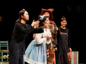 수어 통역은 객석 옆이 아니라 무대 위에 … 강동문화재단 `극장의 마법사`가 바꾼 공연의 경계