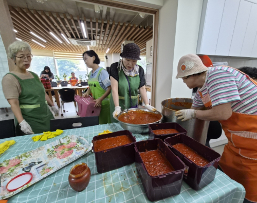 성북구 삼덕마을 주민들, 고추장 볶음 50인분 만들어 이웃에 나눔