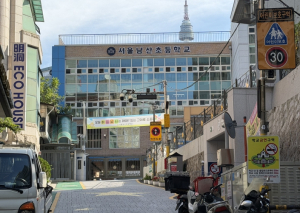 서울 중구, 명동역 인근 남산초 통학로 `스몸비` 막는다…등하굣길 보행 중 스마트폰 사용 제한