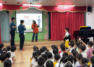 동대문구, 어린이·경찰 함께 ‘길 잃은 어르신 돕기’ 훈련