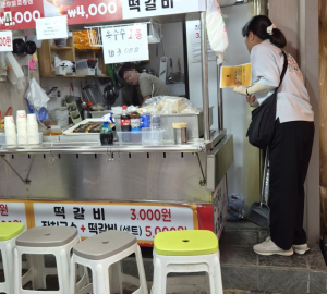 글로벌 관광지 남대문시장 확 바꾼 서울 중구, `쓰레기 치우니 보행로가 활짝`