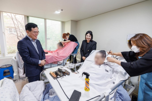 진교훈 서울 강서구청장, 미용 봉사 현장 찾아 어르신과 말벗