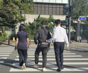 `로봇 입고 동네 한 바퀴` 마포구, 장애인의 보행 재활 돕는다