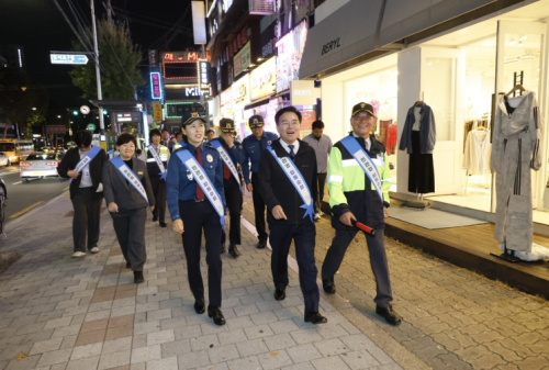 진교훈 강서구청장, 경찰·자율방범대와 까치산역 일대 합동 순찰