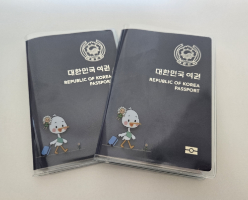 동작구, 구 캐릭터 담은 여권케이스 제작 배부… 여권 관리 편리하게