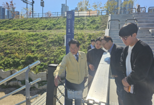 양평호 서울시의원, 한강버스 잠실 선착장 현장 점검 ˝선착장 안전보강 문제는 시민 안전과 직결... 잠실선착장 포함 시범지역 선정 제안˝
