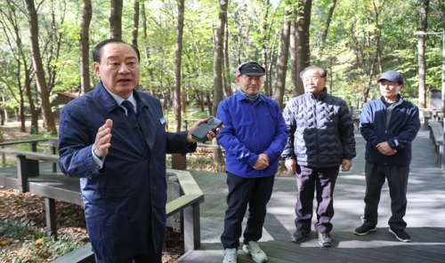 산행 중 잠시 쉬어가세요! 마포구, 매봉산 쉼터 새단장
